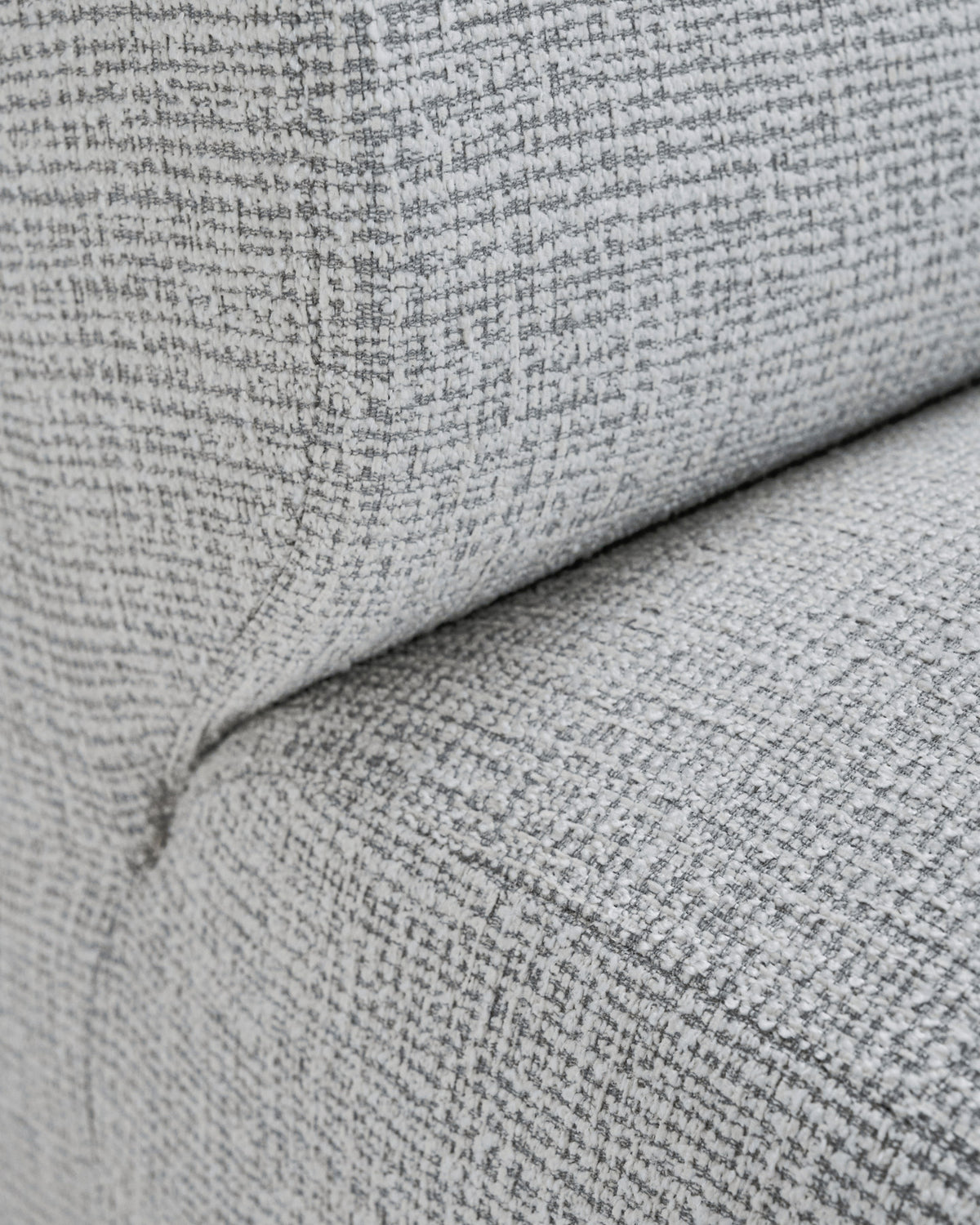 Off-White 2er Sofa HDFeel mit Bouclé-Bezug, runden Formen und silbernen Metallbeinen