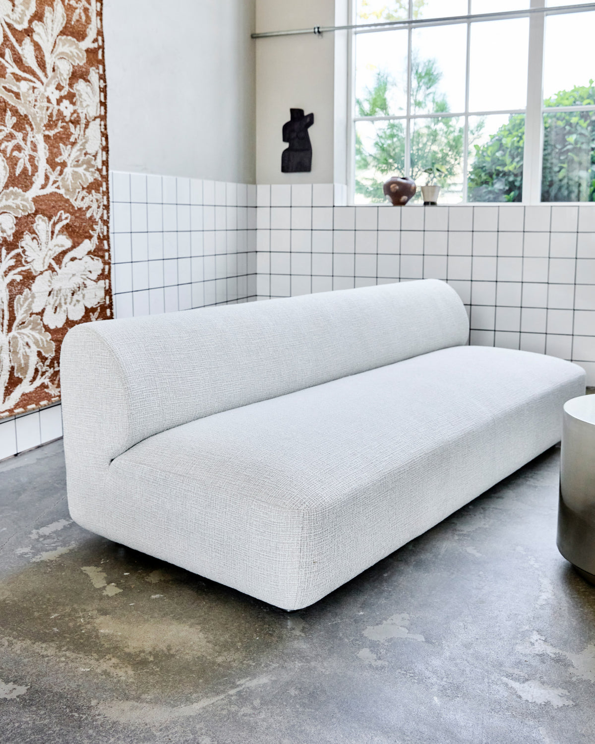 Off-White 2er Sofa HDFeel mit Bouclé-Bezug, runden Formen und silbernen Metallbeinen