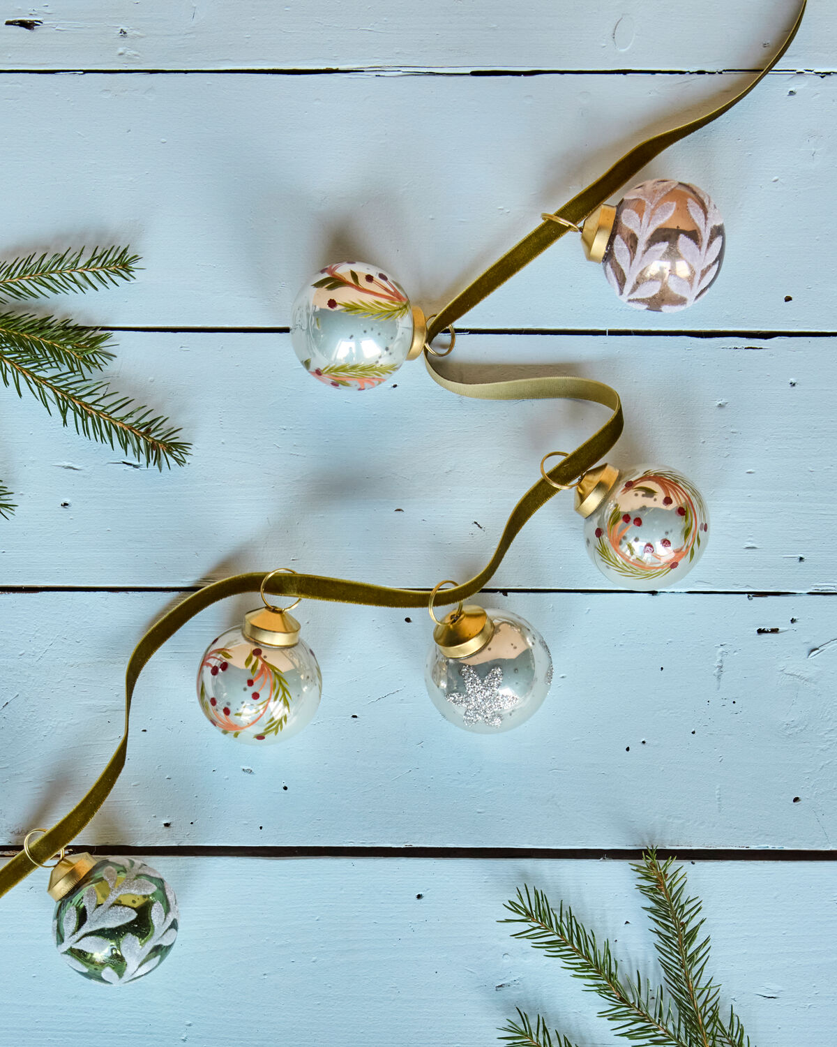 Eleganter hellblauer Weihnachtsschmuck von House Doctor, ideal für festliche Dekoration und stimmungsvolle Akzente in der Weihnachtszeit.