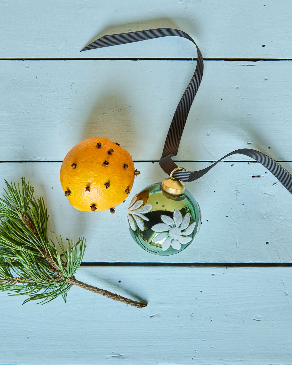 Eleganter grüner Weihnachtsschmuck von House Doctor, ideal für festliche Dekoration und stimmungsvolle Akzente in Ihrem Zuhause.