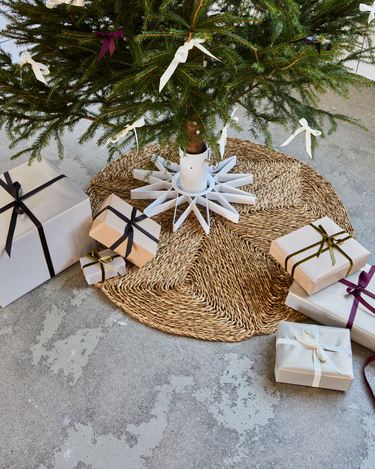 Gemütlicher Weihnachtsteppich von House Doctor in Naturtönen, ideal für festliche Dekoration und stimmungsvolle Atmosphäre.