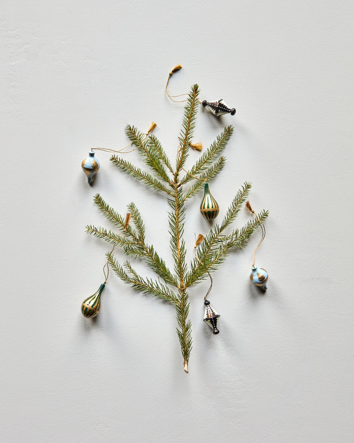 Sechs bemalte Ornamente HDStero aus recyceltem Holz in Schwarz, Weiss, Gold, Blau, Grün