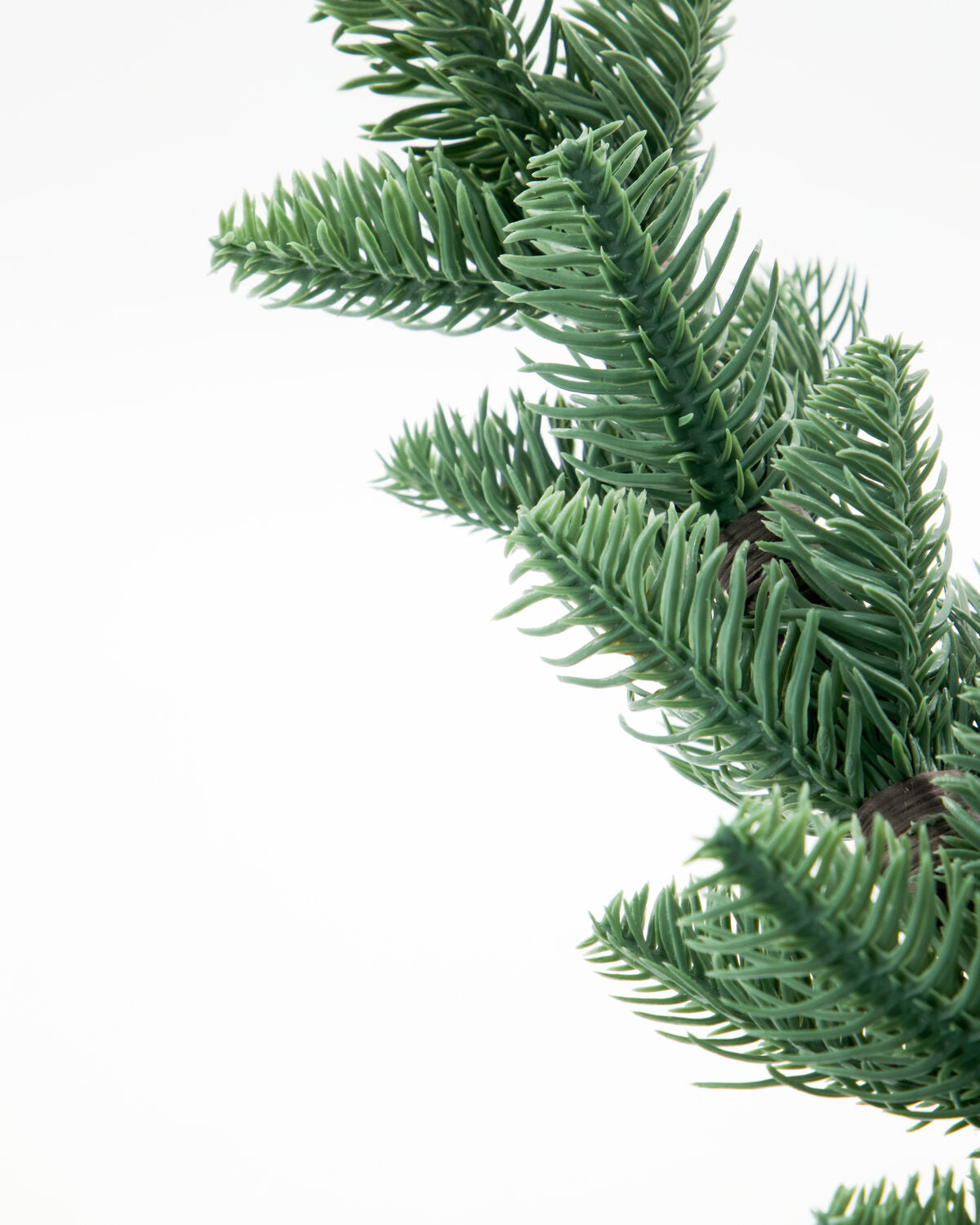 Stilvoller Weihnachtsbaum in sattem Grün aus HDPine von House Doctor, perfekt für eine festliche Atmosphäre und kreative Weihnachtsgestaltungen.