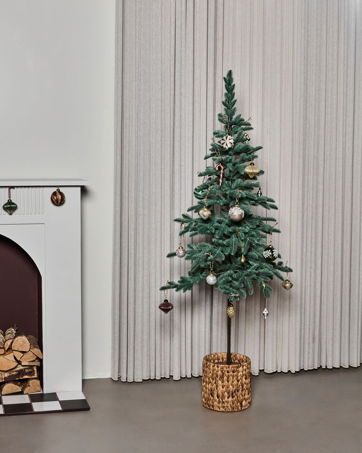 Eleganter grüner Weihnachtsbaum aus HDPine von House Doctor, ideal für festliche Dekoration und stimmungsvolle Feiertage.