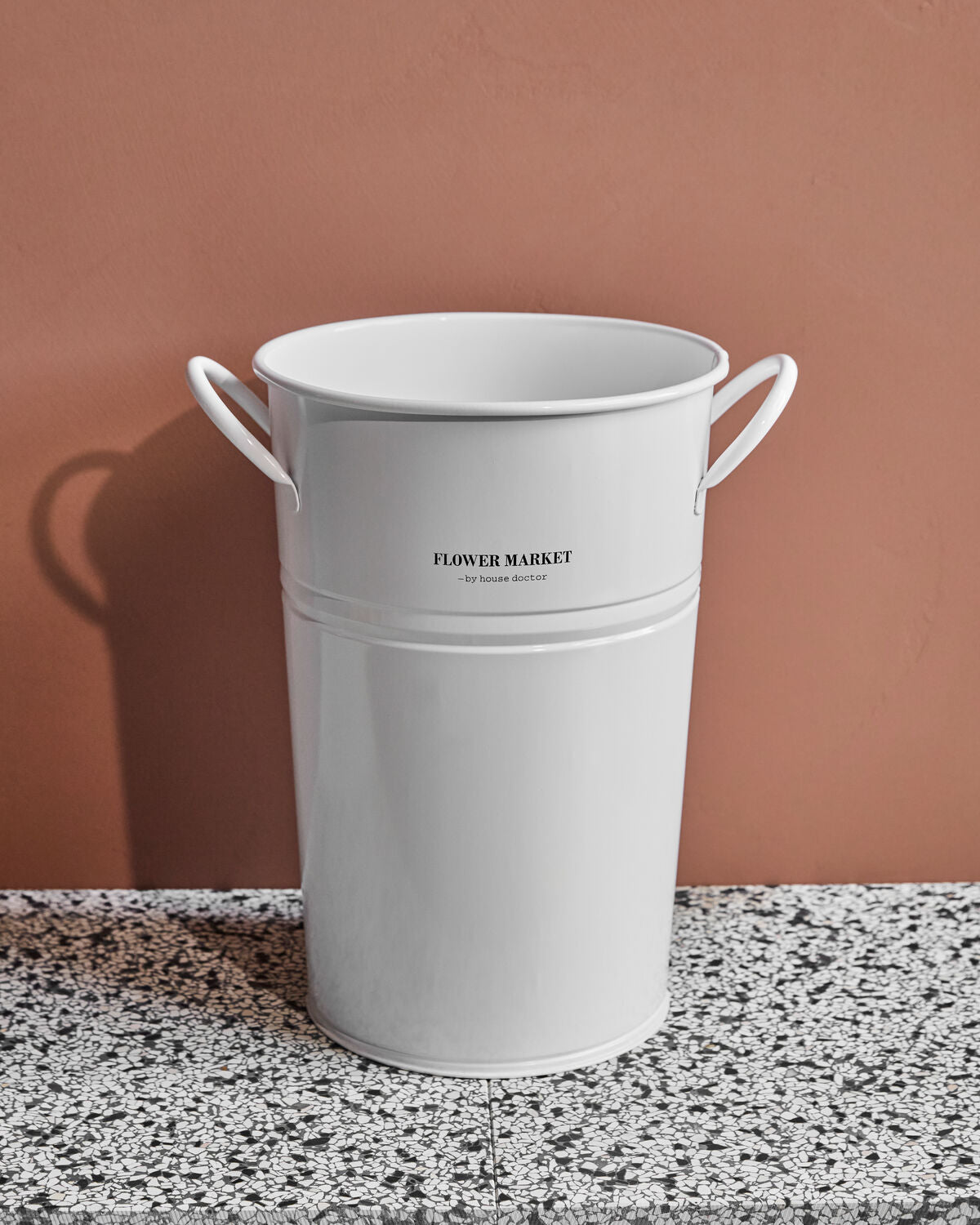 Eleganter weißer Blumentopf von House Doctor, ideal für moderne Wohnräume, präsentiert in stilvollem Ambiente mit Pflanzen.