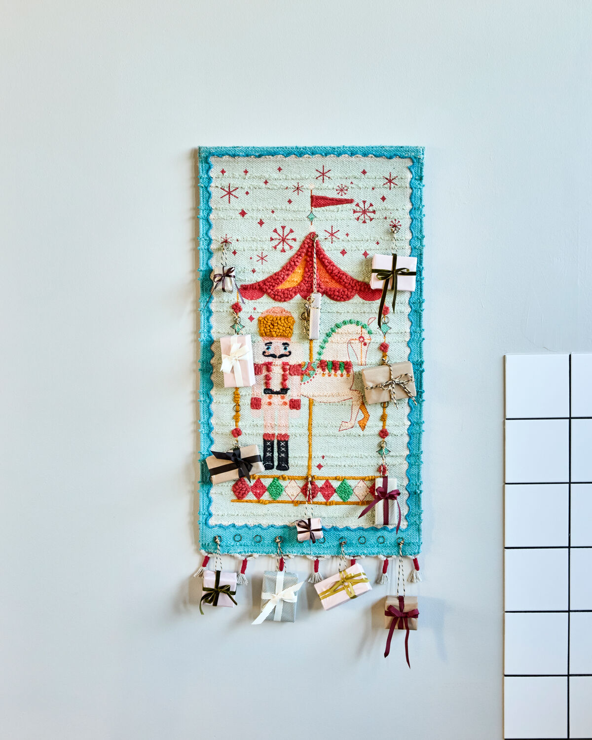 Stimmungsvolles Bild eines Adventskalenders in Grün, Braun und Rot, ideal für festliche Dekoration und Weihnachtsfreude.