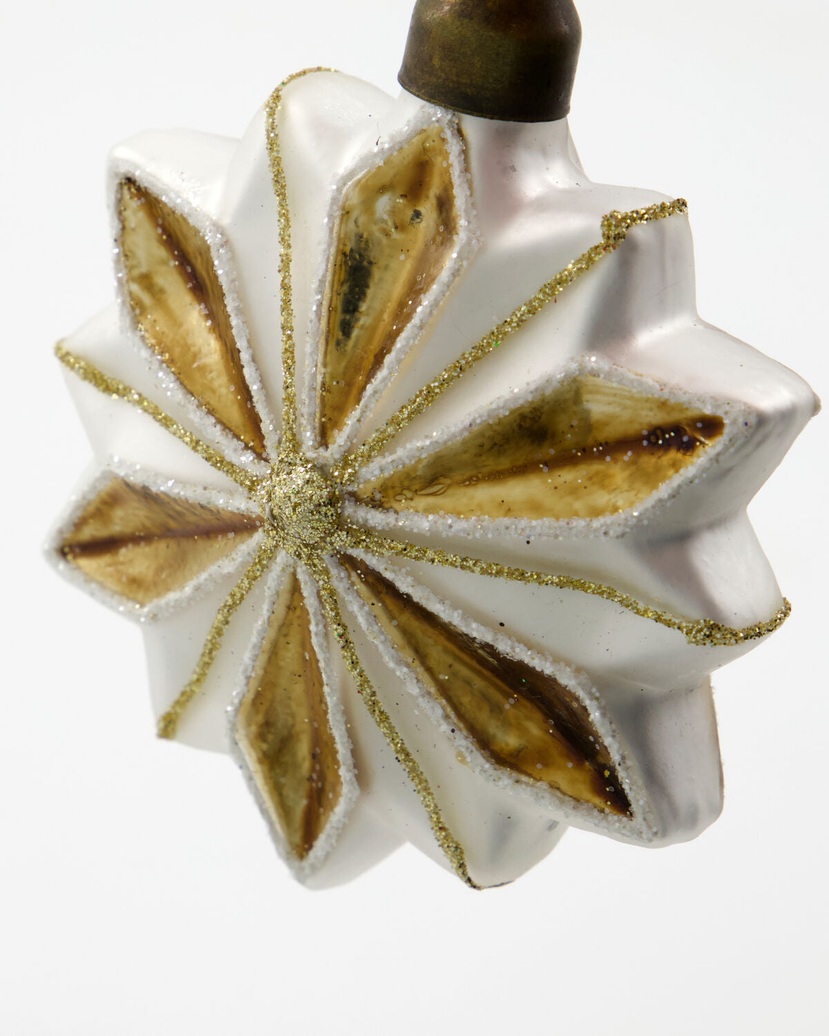 Schöner Weihnachtsbaumschmuck in edlem Gold und Weiß von HDStella, perfekt für eine festliche Atmosphäre und stilvolle Weihnachtsfeiern.