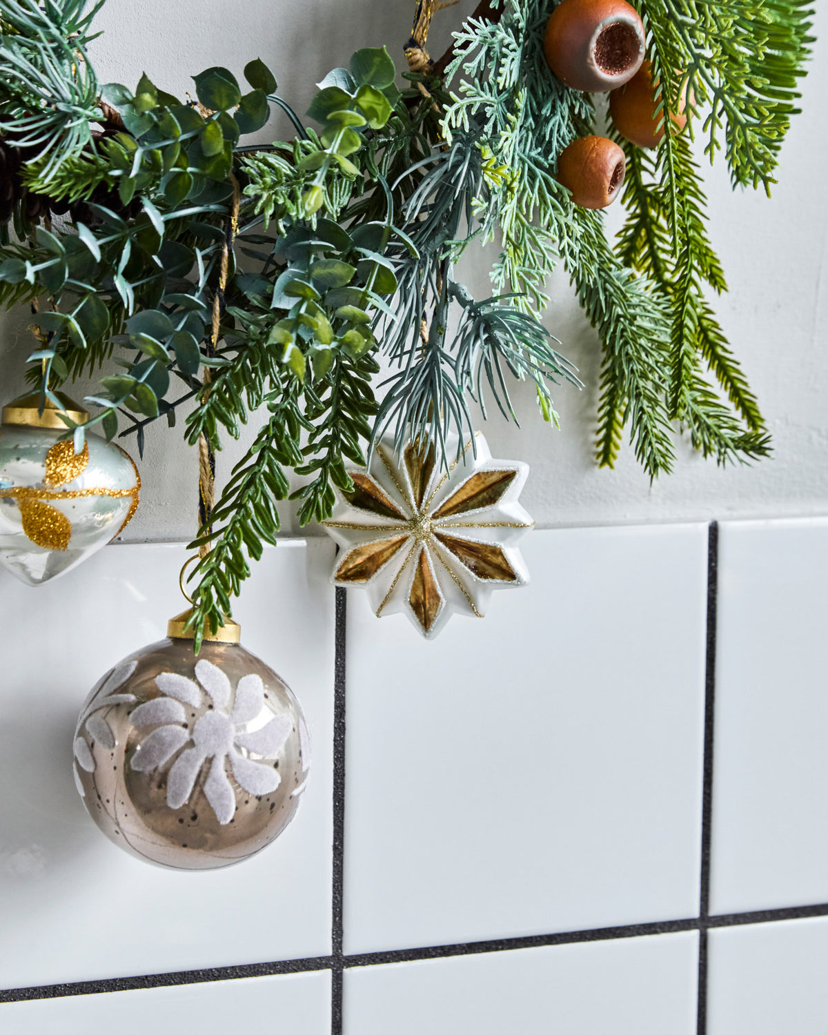 Vier Sterne aus Glas als Weihnachtsschmuck HDStella in Gold, mattem Weiss und Glitzer