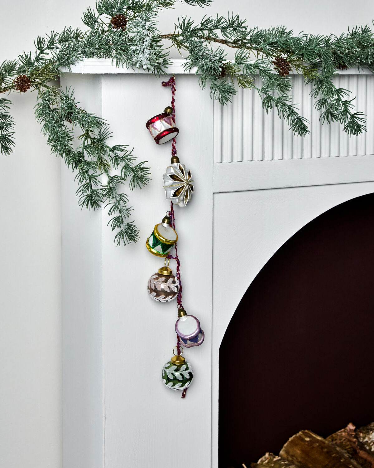 Festlicher Weihnachtsschmuck in Blau, Grün und Staubrot von House Doctor, ideal für eine stilvolle Weihnachtsdekoration.