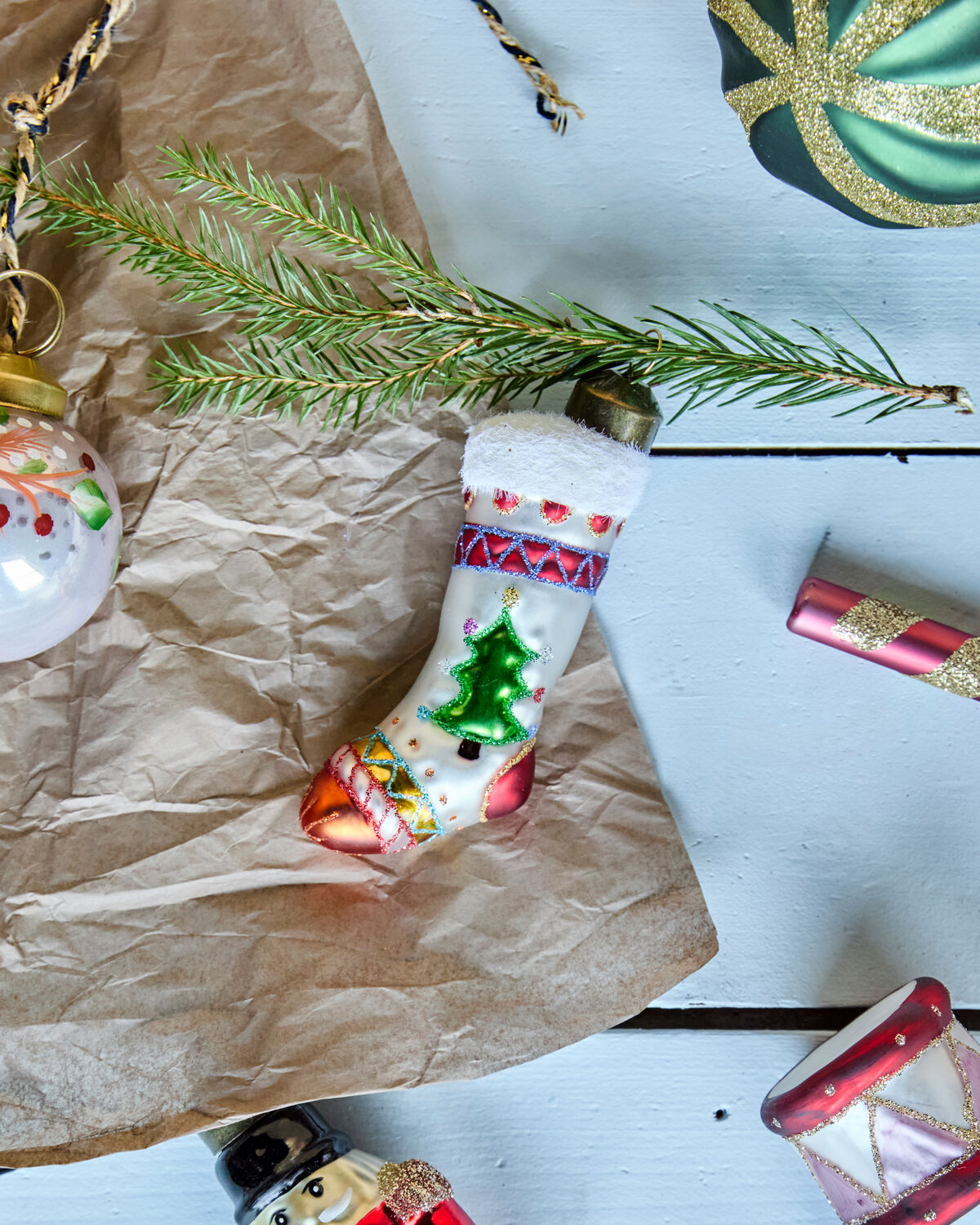Festlicher Weihnachtsschmuck in Weiß und Rot von House Doctor, ideal für eine stimmungsvolle Dekoration in der Weihnachtszeit.