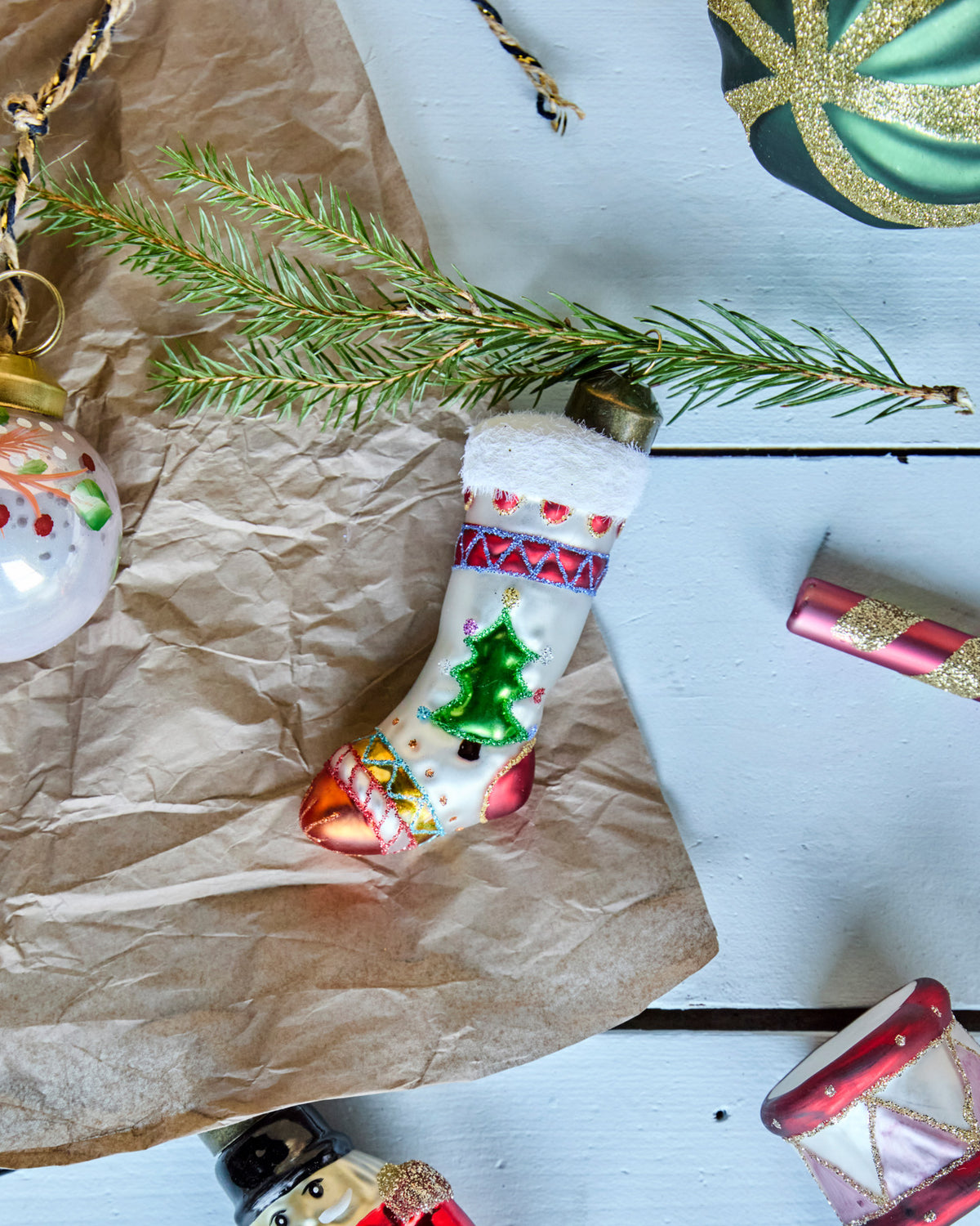 Vier Weihnachtsschmuck-Ornamente HDStok aus Glas in Sockenform, weiss und rot, mit Eisenschlaufe