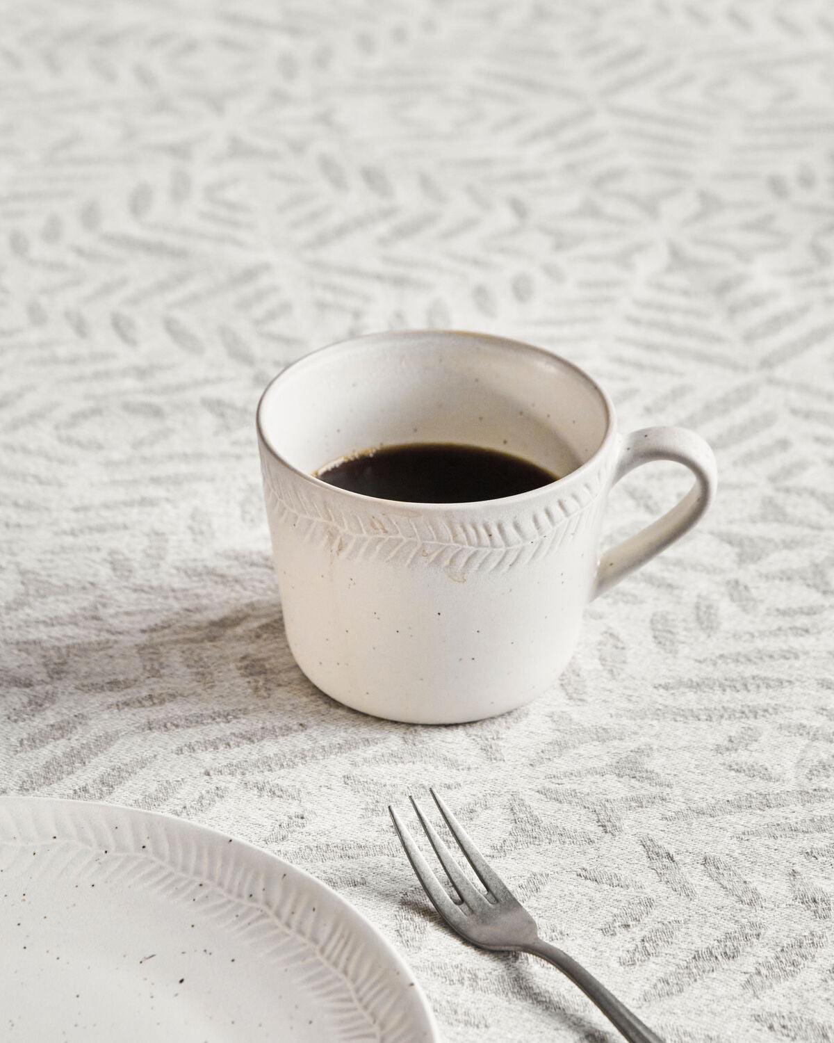 Elegante Off-White Tasse von House Doctor, ideal für stilvolles Servieren von Getränken. Perfekt für jeden Tisch.