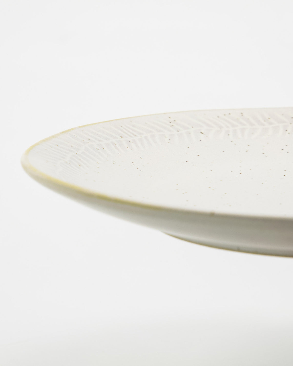 Runde Teller HDServe in Off-White aus Steingut mit gesprenkelter Glasur und glatter Oberfläche