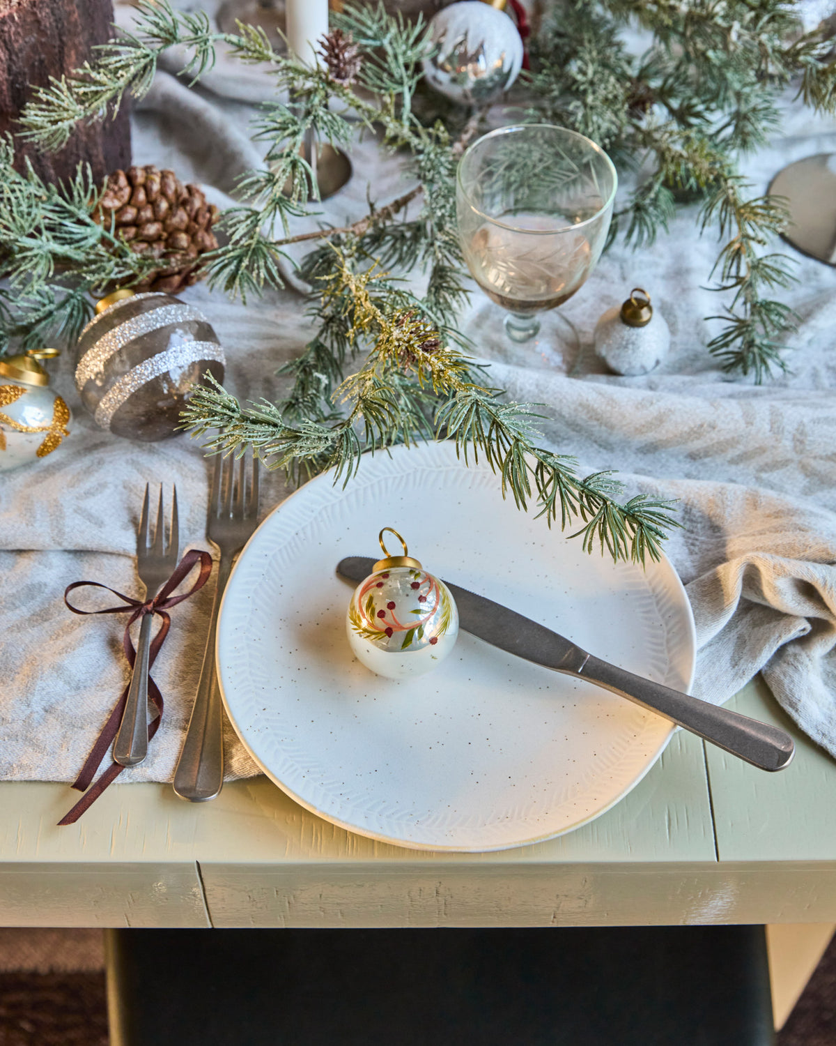 Runde Teller HDServe in Off-White aus Steingut mit gesprenkelter Glasur und glatter Oberfläche