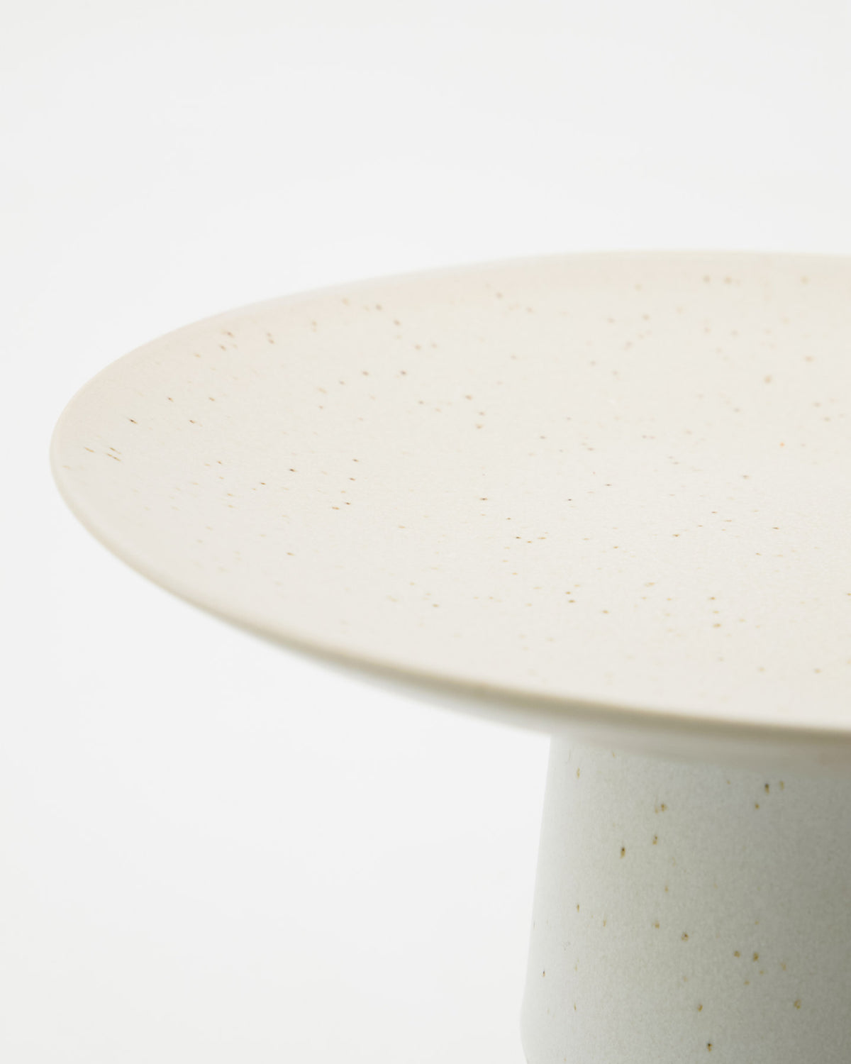 Runder Kuchenteller HDServe in Off-White aus Steingut mit glatter Glasur von House Doctor