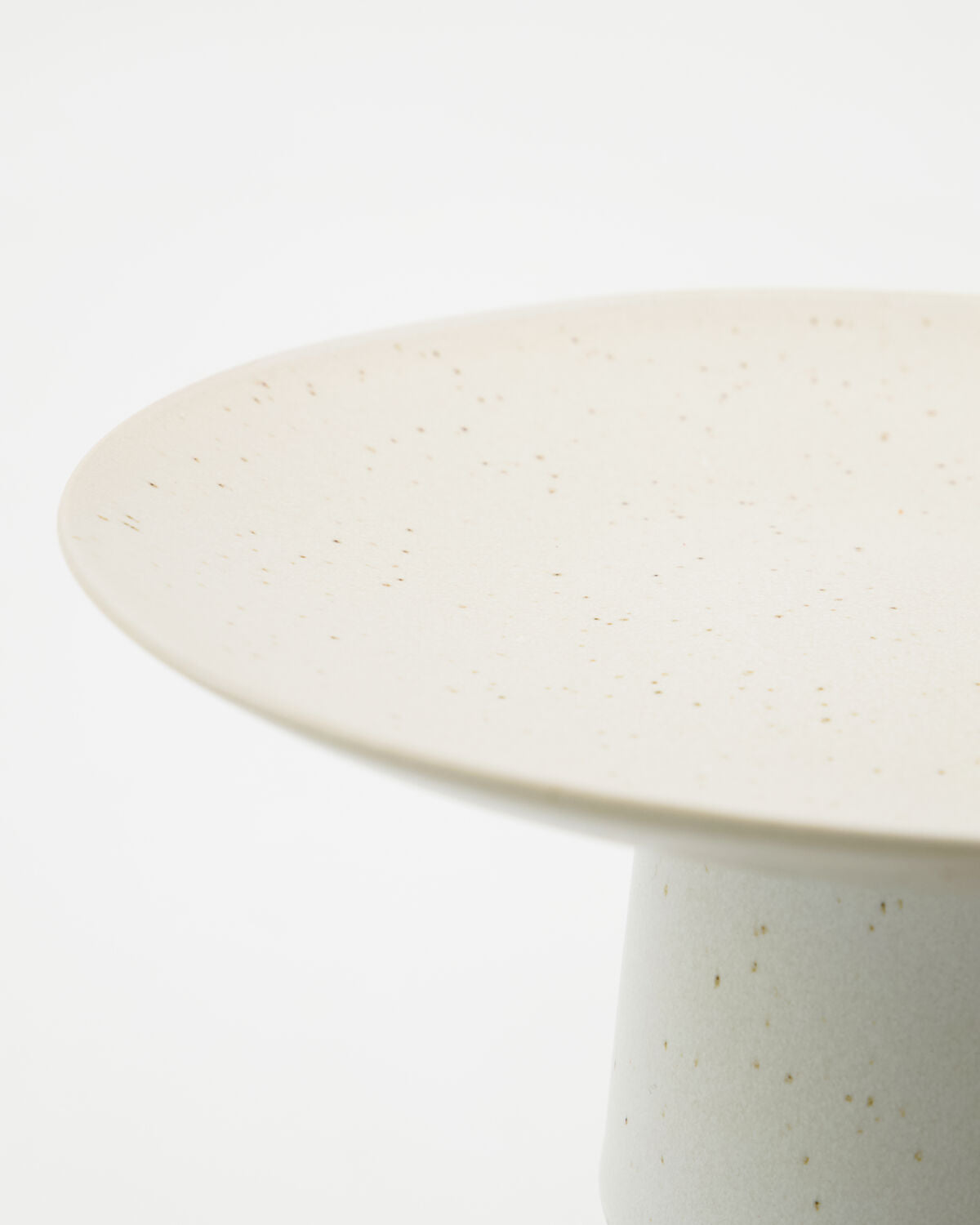 Schöner Dessertteller in sanftem Off-White von House Doctor, perfekt für ansprechende Präsentationen von Kuchen und Süßspeisen.