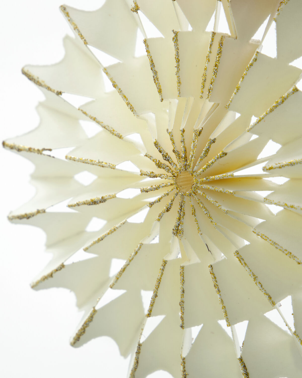 Stilvoller Weihnachtsbaumschmuck in sanftem Off-White von House Doctor, perfekt für eine festliche Atmosphäre und geschmackvolle Akzente.