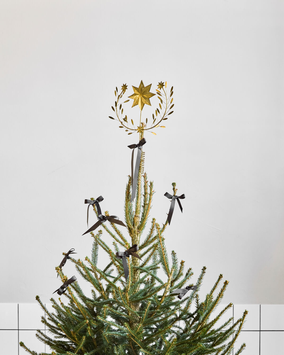 Eleganter Weihnachtsbaumstern in Gold von House Doctor, ideal für festliche Dekoration und stimmungsvolle Feiertage.