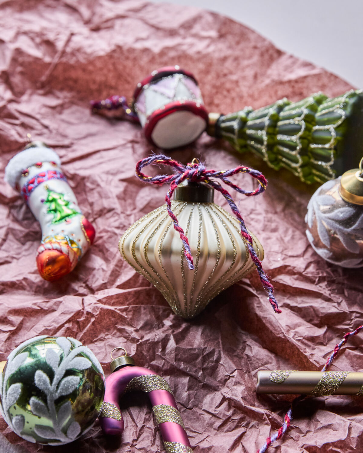 Eleganter Weihnachtsschmuck in Champagnerfarbe von House Doctor, ideal für festliche Dekoration und stimmungsvolle Feiertage.
