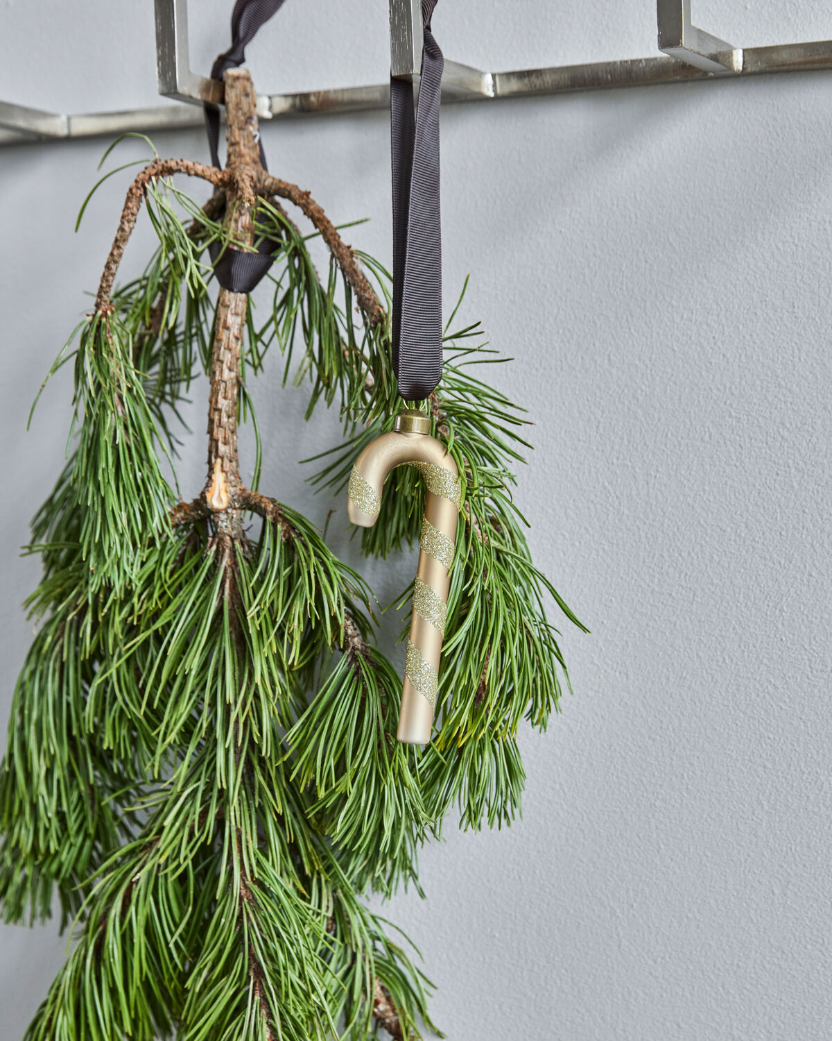 Eleganter goldener Weihnachtsschmuck von House Doctor, ideal für festliche Dekoration und stimmungsvolle Akzente in der Weihnachtszeit.