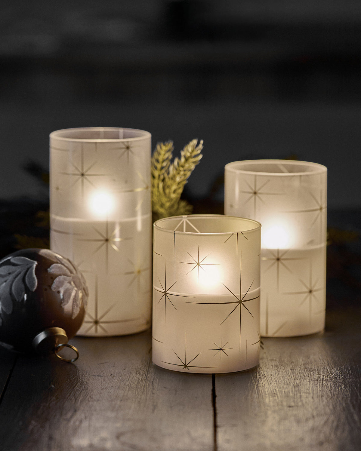 Drei weisse LED-Kerzen aus Glas und Paraffinwachs in Zylinderform mit Sternmotiv;Drei weisse LED-Kerzen aus Glas und Paraffinwachs in Zylinderform mit Sternmotiv;Drei weisse LED-Kerzen aus Glas und Paraffinwachs in Zylinderform mit Sternmotiv;Drei weisse LED-Kerzen aus Glas und Paraffinwachs in Zylinderform mit Sternmotiv