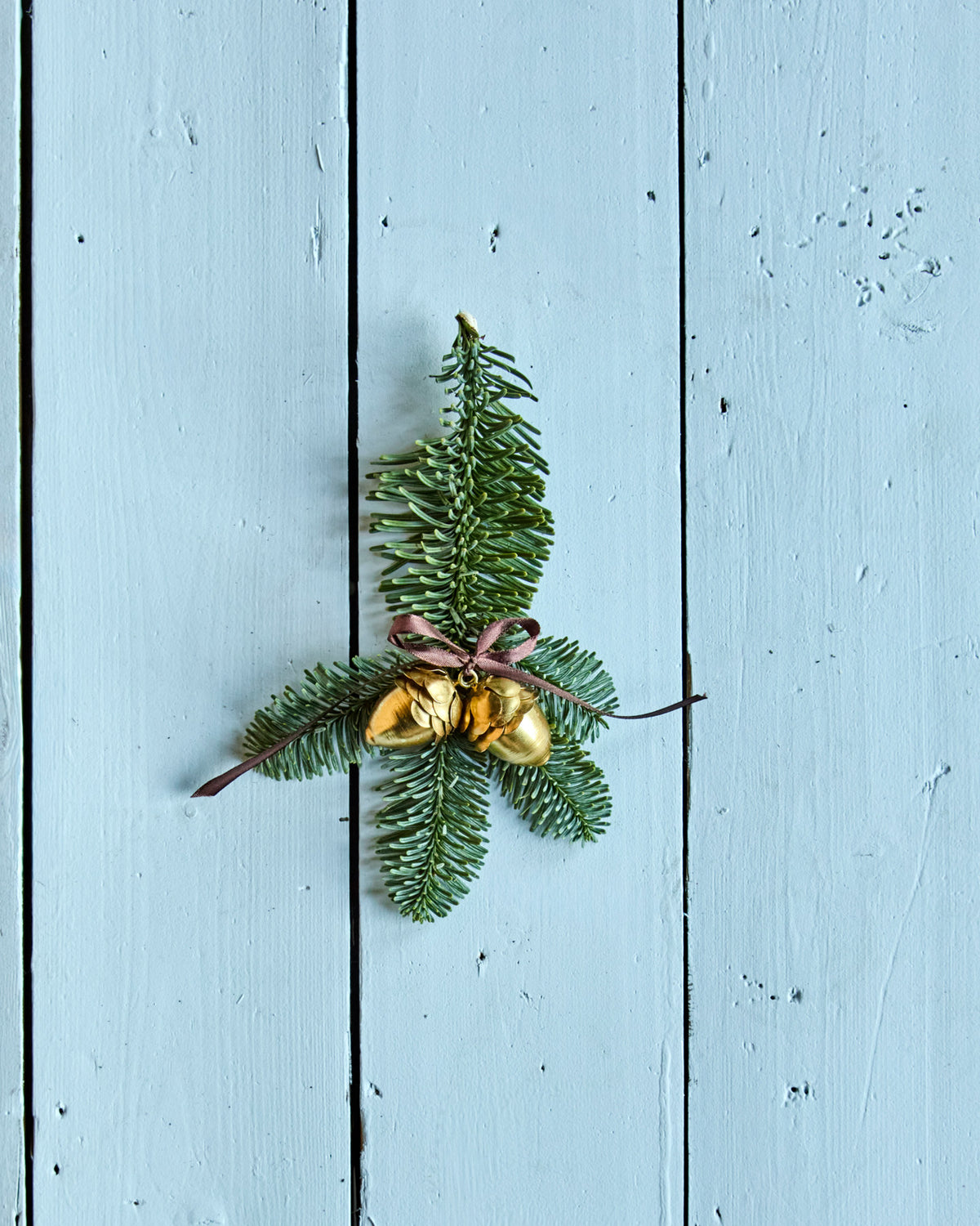 Vier goldene Eicheln aus Eisen mit Aufhängeschlaufe, Weihnachtsschmuck HDAcorn von House Doctor