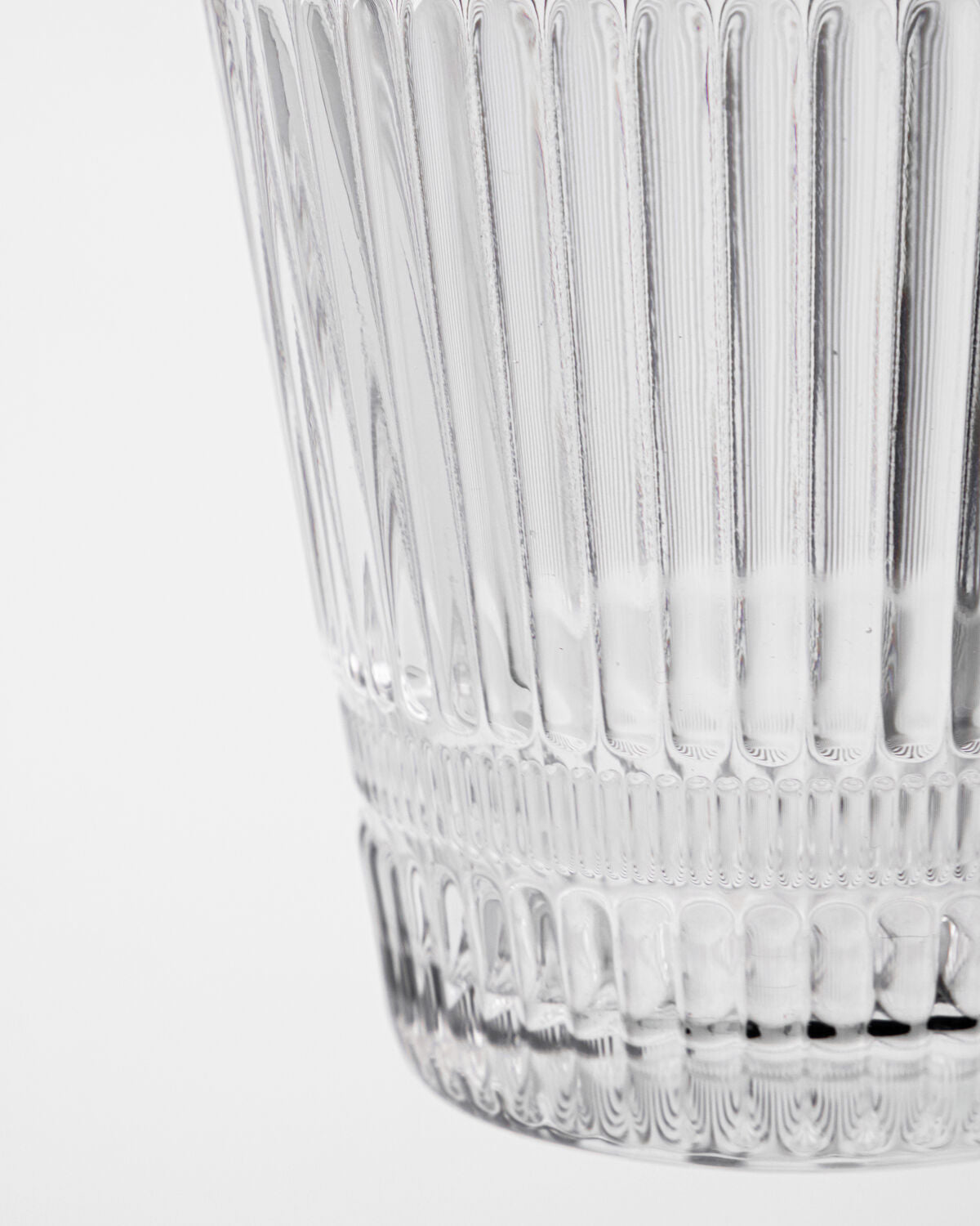 Elegantes, transparentes Wasserglas von House Doctor, das durch sein zeitloses Design besticht und sich hervorragend für stilvolle Tischdekorationen eignet.