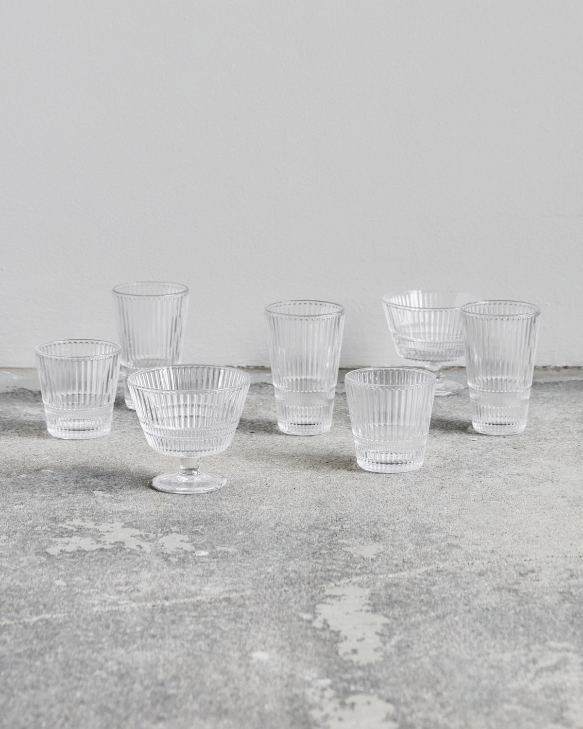 Klares Trinkglas HDSlots aus Glas mit gerillter, transparenter Oberfläche