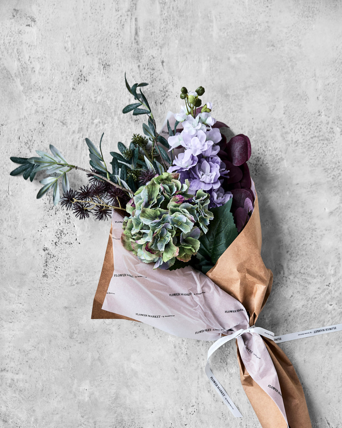 Strauss aus Kunstblumen mit violetten Blüten und grünem Laub, Polyethylen und Polyester