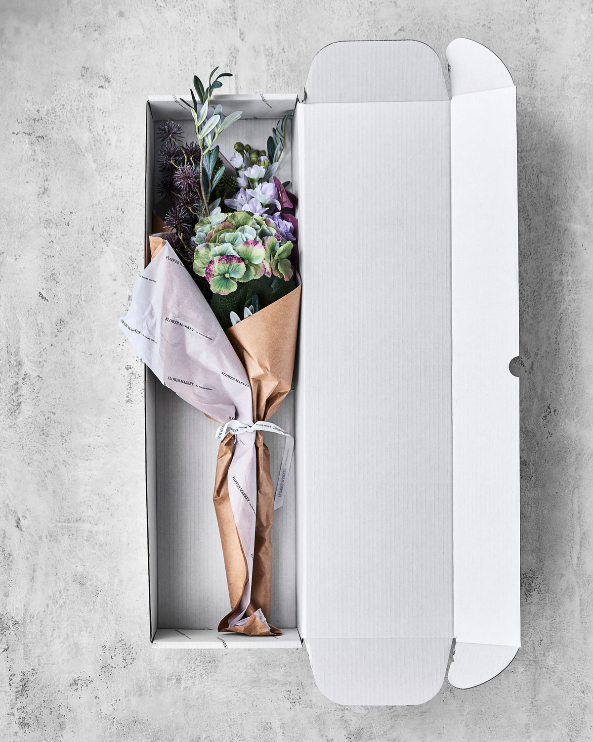 Strauss aus Kunstblumen mit violetten Blüten und grünem Laub, Polyethylen und Polyester