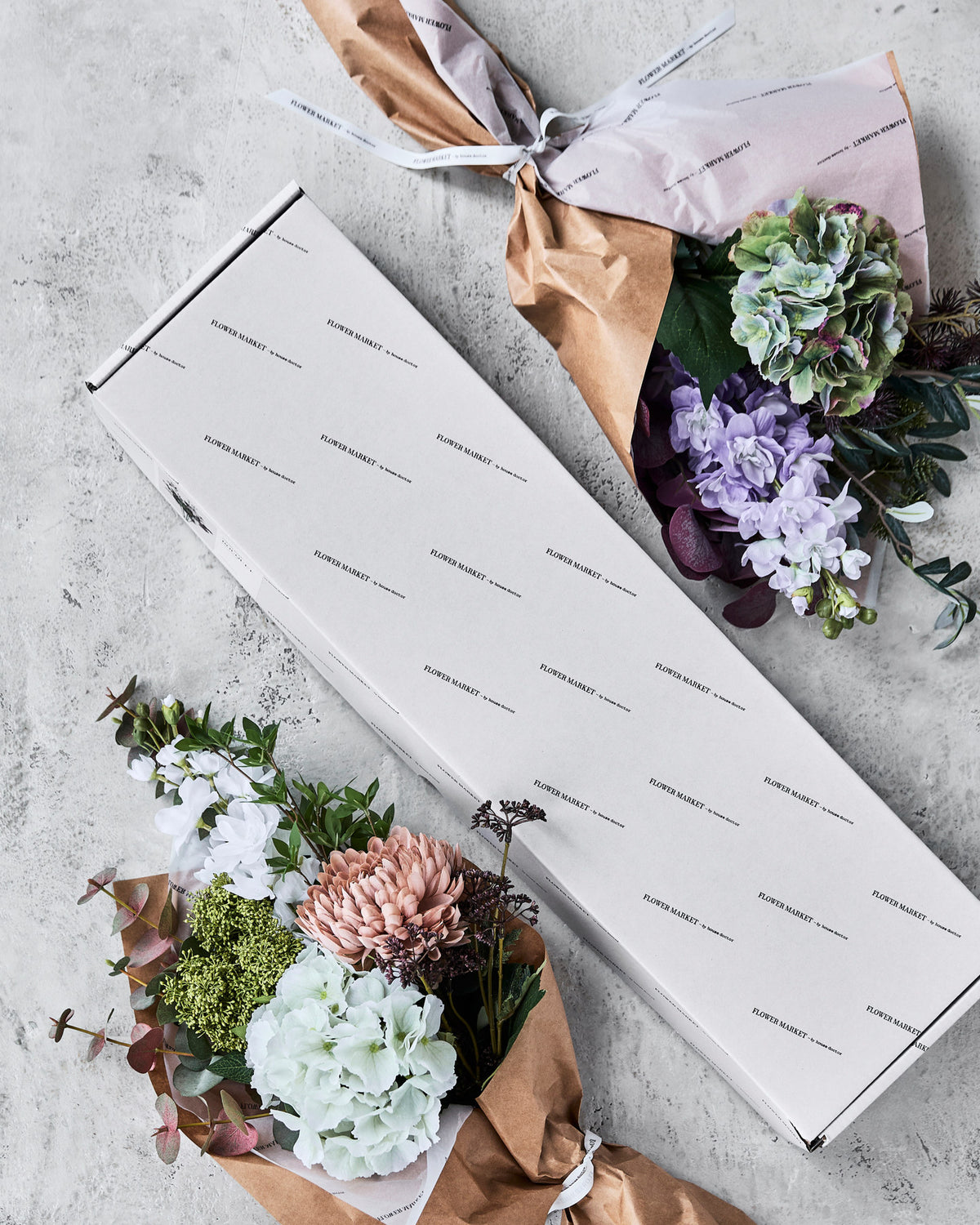 Strauss aus Kunstblumen mit violetten Blüten und grünem Laub, Polyethylen und Polyester