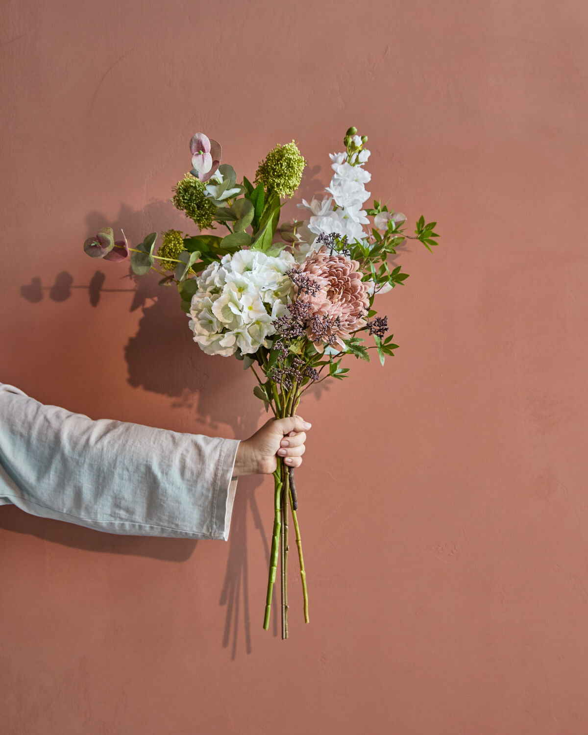 Künstlicher Blumenstrauß in Creme- und Bunttönen von House Doctor, ideal für stilvolle Dekoration und Akzente in jedem Raum.