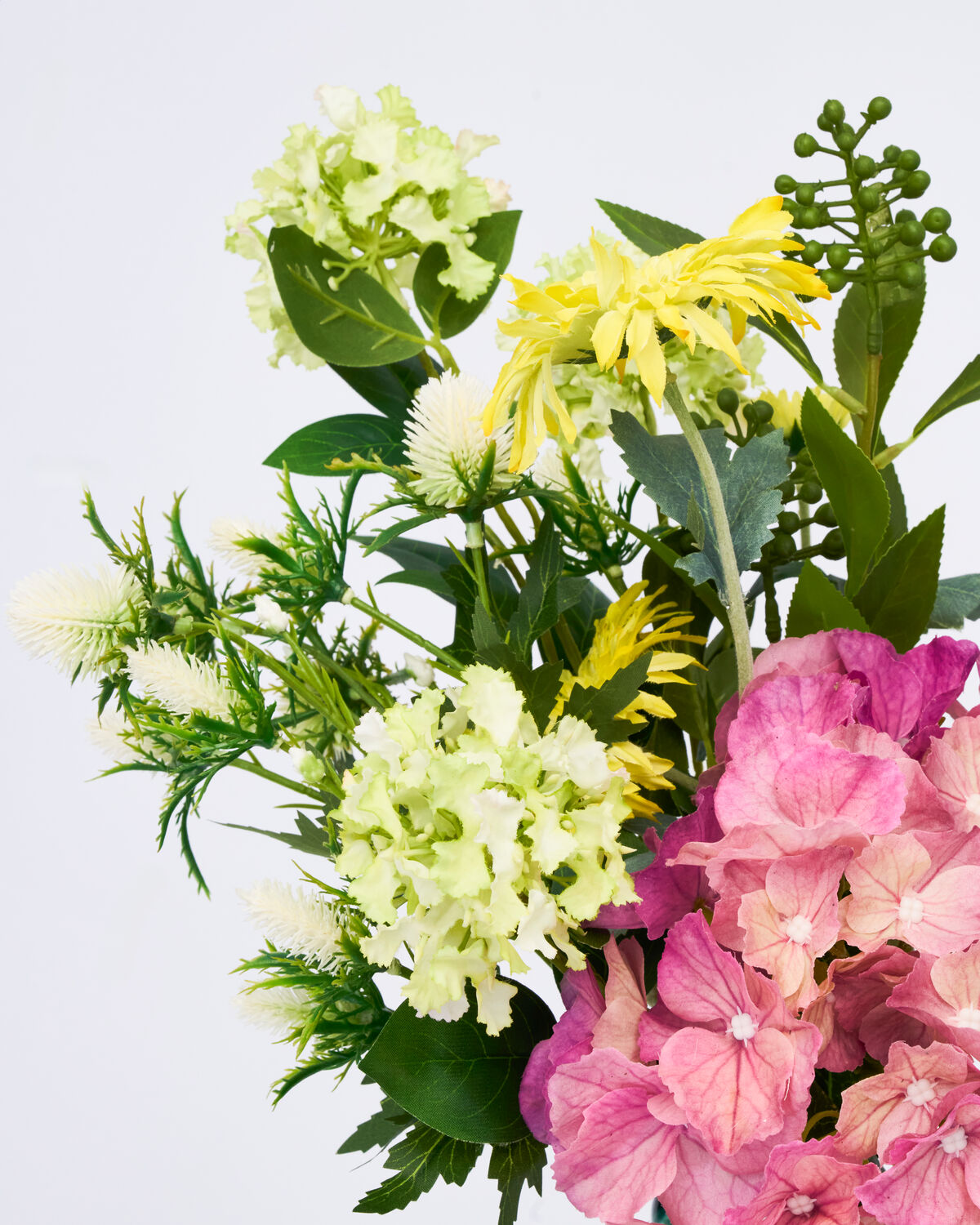 Farbenfroher Kunstblumenstrauß von House Doctor, ideal für kreative Dekorationen und um jedem Raum einen frischen Akzent zu verleihen.