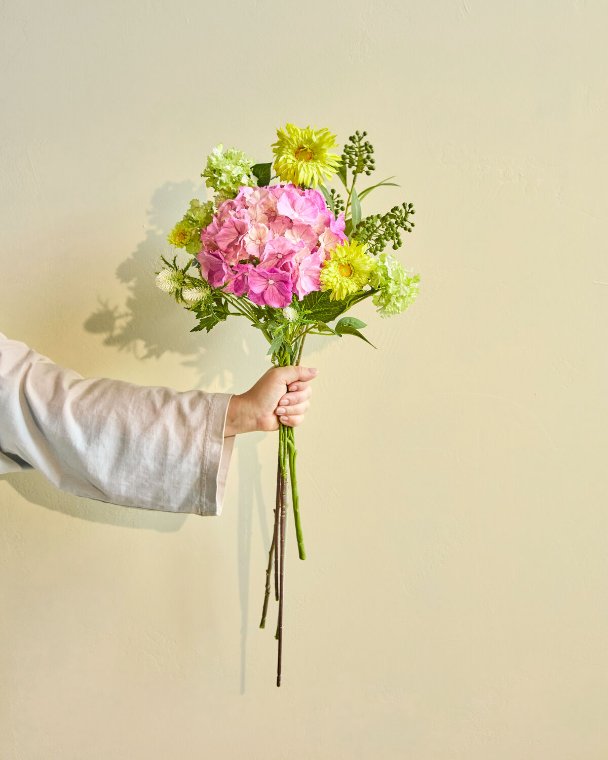 Bunter Kunstblumenstrauß von House Doctor, ideal für stilvolle Dekoration. Lebendige Farben und ansprechendes Design für jeden Raum.