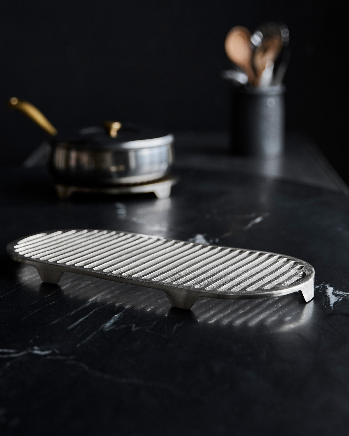 Untersetzer, HDEsme, Gebürstetes Silber-Finish in Brushed silver finish präsentiert im Onlineshop von KAQTU Design AG. Pfannenuntersatz ist von House Doctor