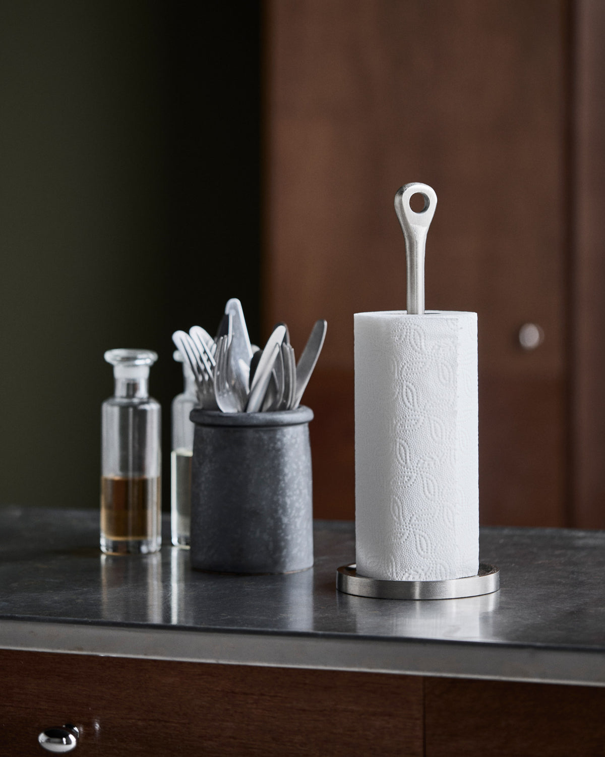 Küchenrollenhalter, HDEden, Gebürstetes Silber-Finish in Brushed silver finish präsentiert im Onlineshop von KAQTU Design AG. Papierrollenhalter ist von House Doctor