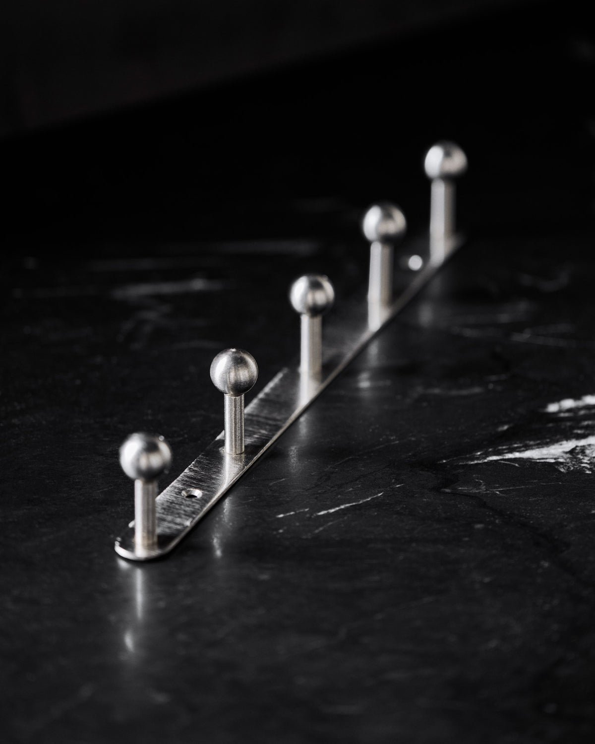 Hakenleiste, HDBall, Silber-Finish in Silberfarben präsentiert im Onlineshop von KAQTU Design AG. Kleiderhaken ist von House Doctor