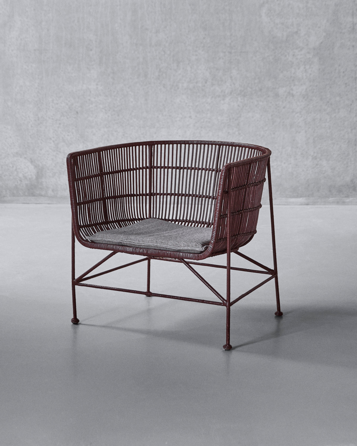 Loungesessel HDCuun in Maulbeere aus geflochtenem Rattan mit Eisenbasis