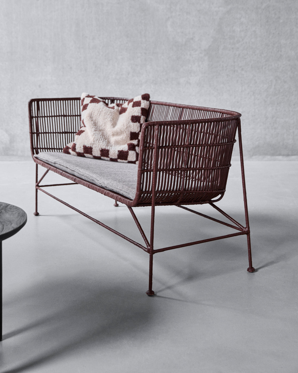 Loungesofa, HDCuun, Maulbeere in Mulberry präsentiert im Onlineshop von KAQTU Design AG. 2er Sofa ist von House Doctor