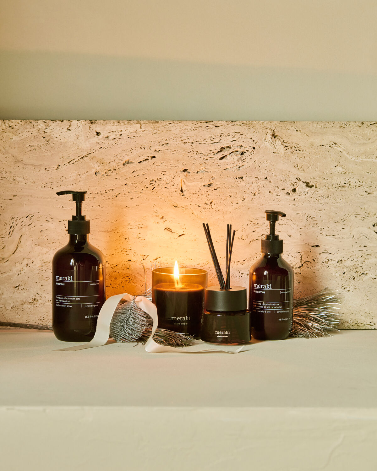 AdventCH, Meadow Bliss Soap + Lotion + Silent Amber Diffuser + Candle, 490|275|200|100 ml|ml|g|ml in Weiss präsentiert im Onlineshop von KAQTU Design AG. Pflege ist von Meraki