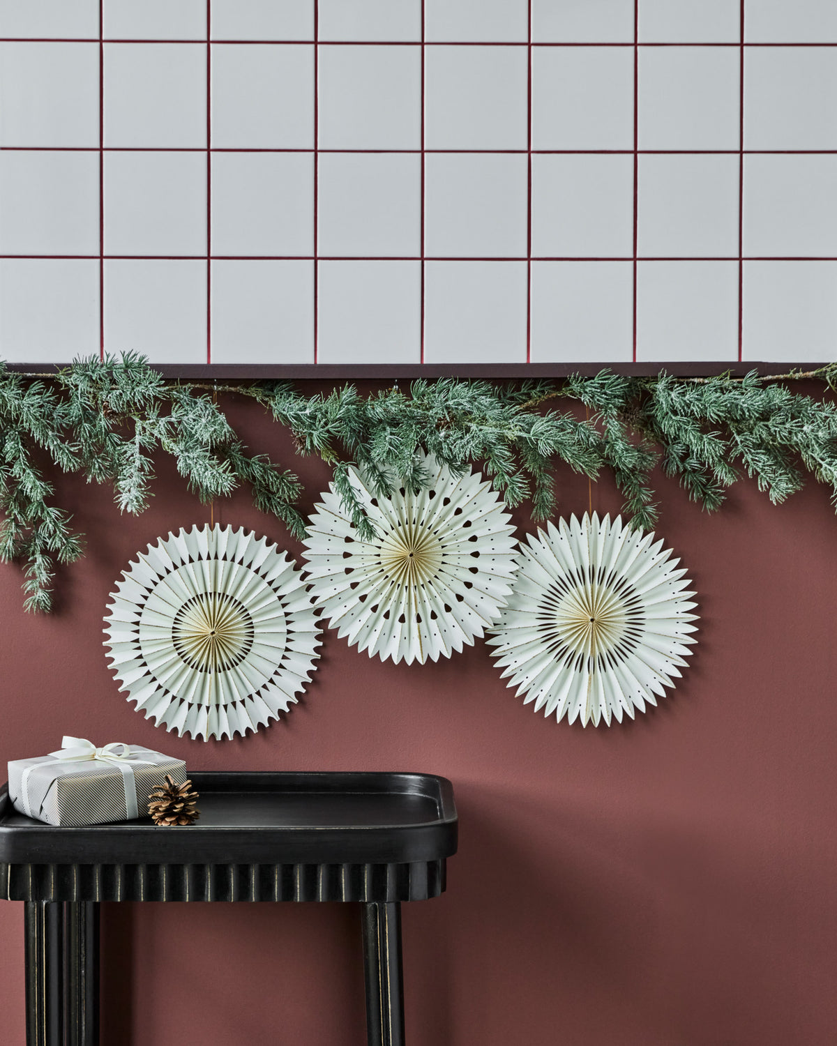 Weihnachtsschmuck HDStelle: gefaltete Papiersterne in Off-White mit Goldglitzer