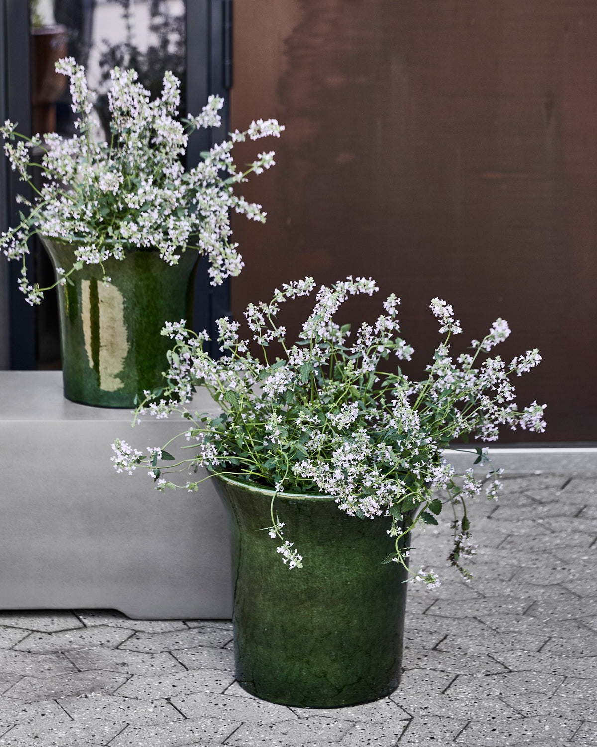 Rundes Pflanzentopf-Planter aus Steingut in Earthy Green von House Doctor, Serie HDPark, Outdoor-Ausführung mit glatter Oberfläche.;Rundes Pflanzentopf-Planter aus Steingut in Earthy Green von House Doctor, Serie HDPark, Outdoor-Ausführung mit glatter Oberfläche.