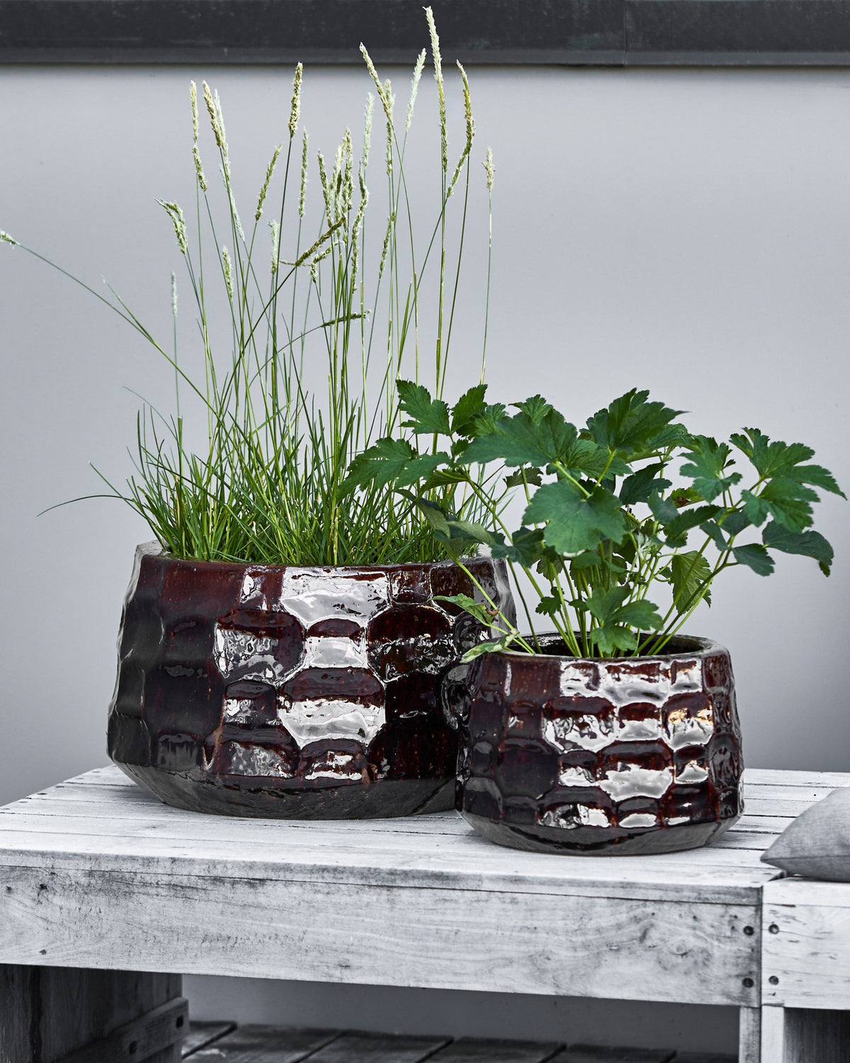 Schokoladenfarbener Pflanzentopf aus Steingut mit runder Form, Planter HDSika von House Doctor für den Outdoor-Bereich.;Schokoladenfarbener Pflanzentopf aus Steingut mit runder Form, Planter HDSika von House Doctor für den Outdoor-Bereich.