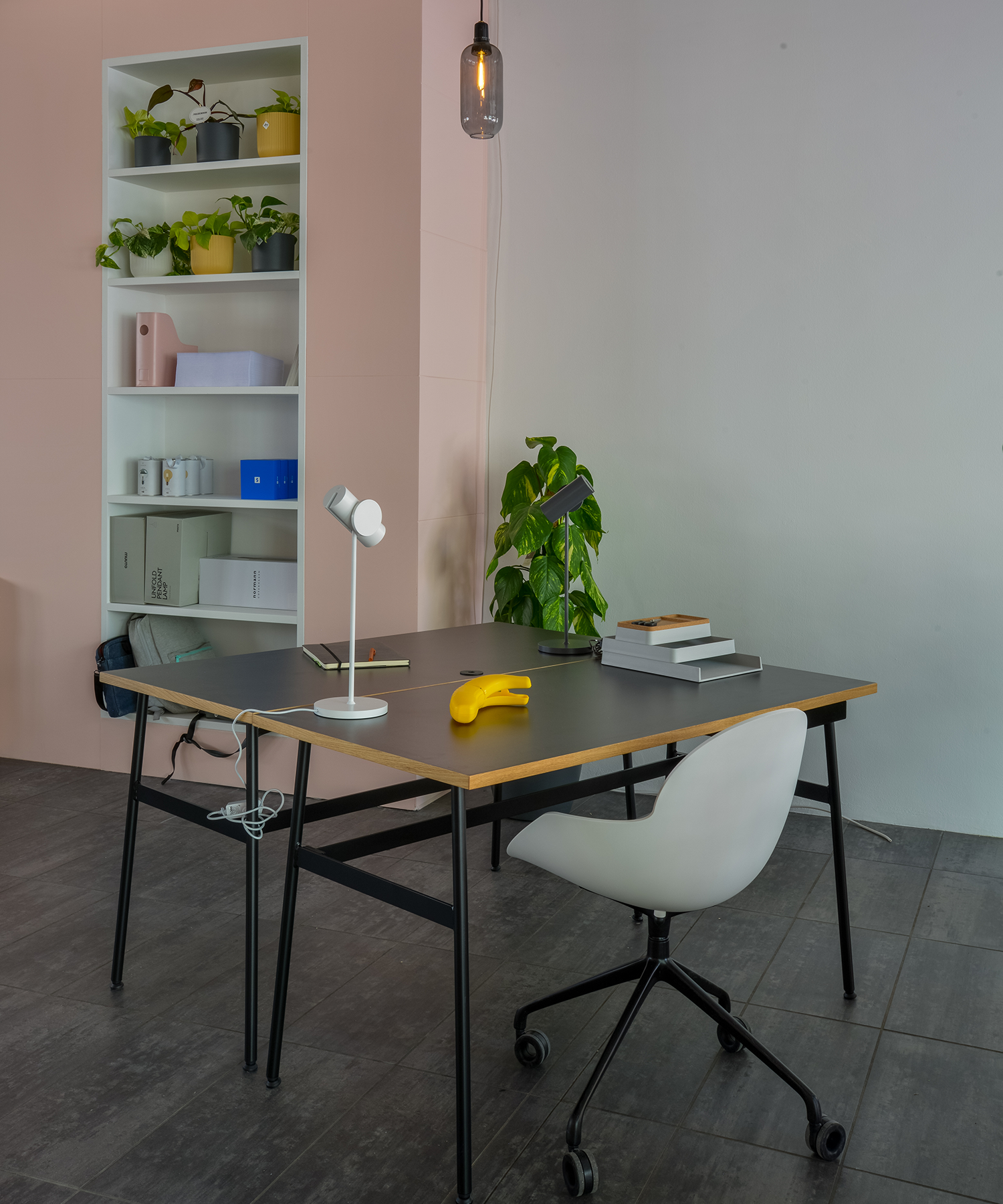 Schreibtische von Normann Copenhagen und Stühle von Infiniti Design