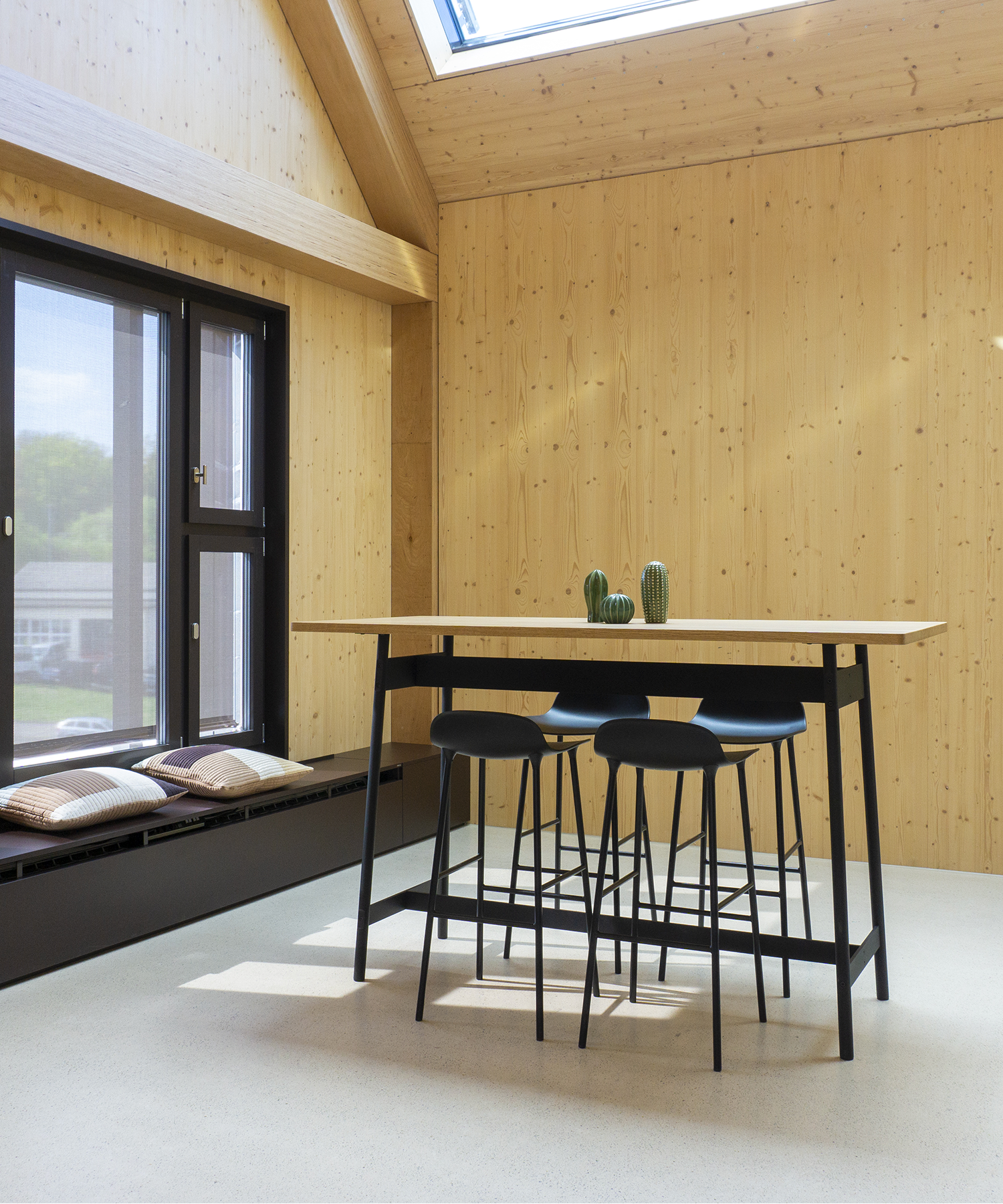 Meeting Hochtisch in modernem Gebäude aus Holz