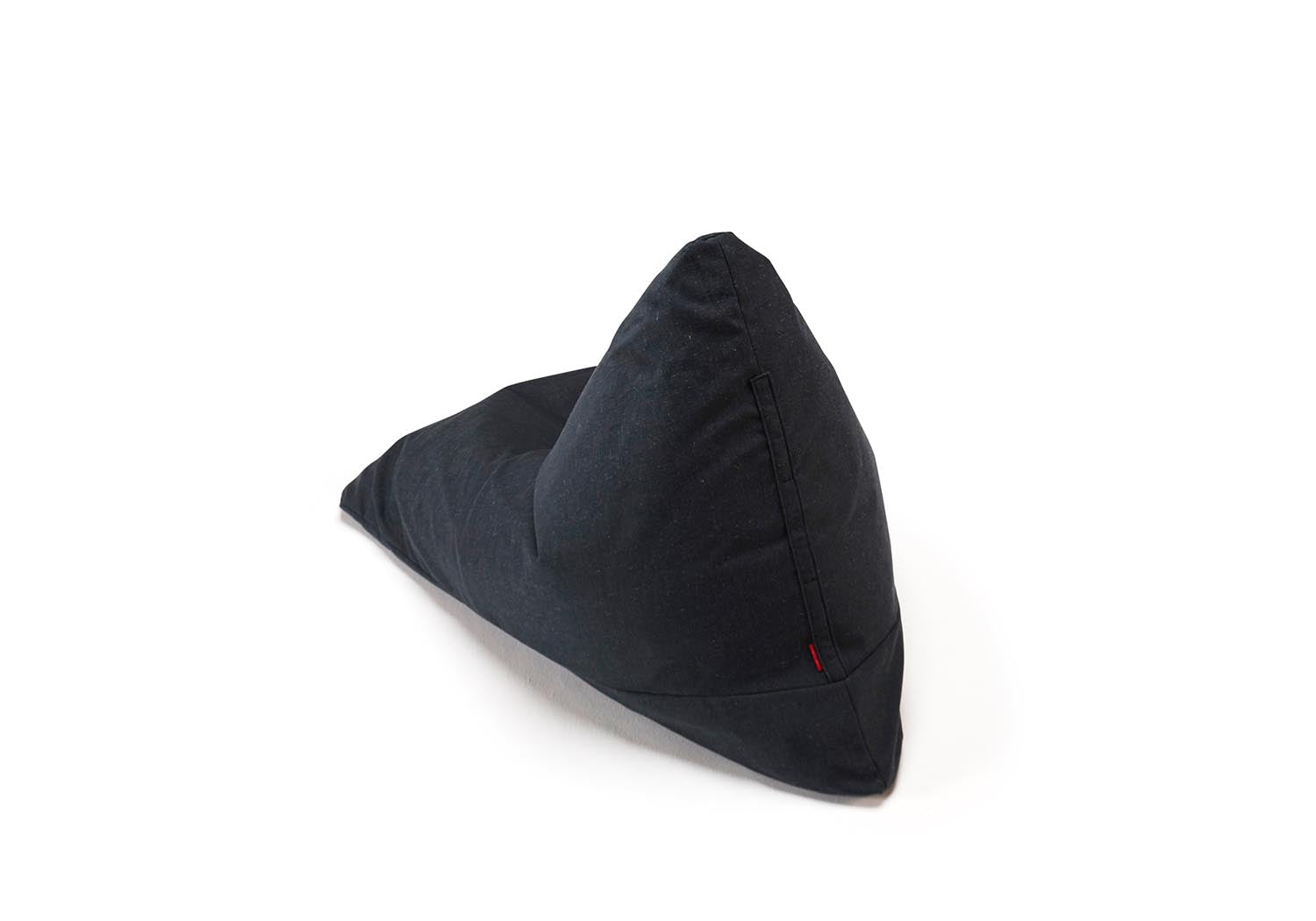Genießen Sie den Soft Peak Sitzsack von Innovation Living – modern, nachhaltig und ideal für gemütliche Momente in jedem Raum.