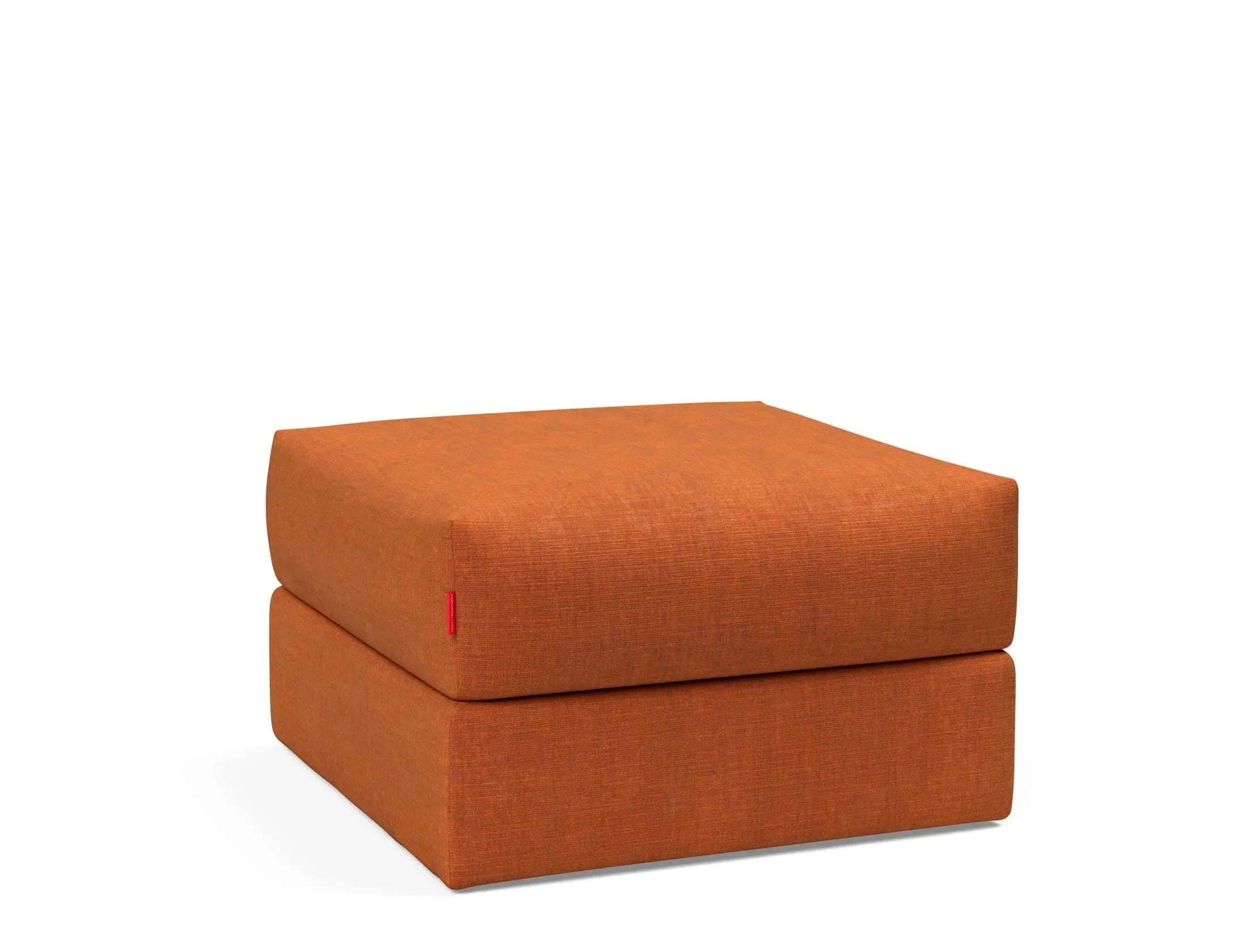 Der Cornila Puff von Innovation Living vereint modernes Design mit Funktionalität – ideal als zusätzlicher Sitzplatz oder dekoratives Element.