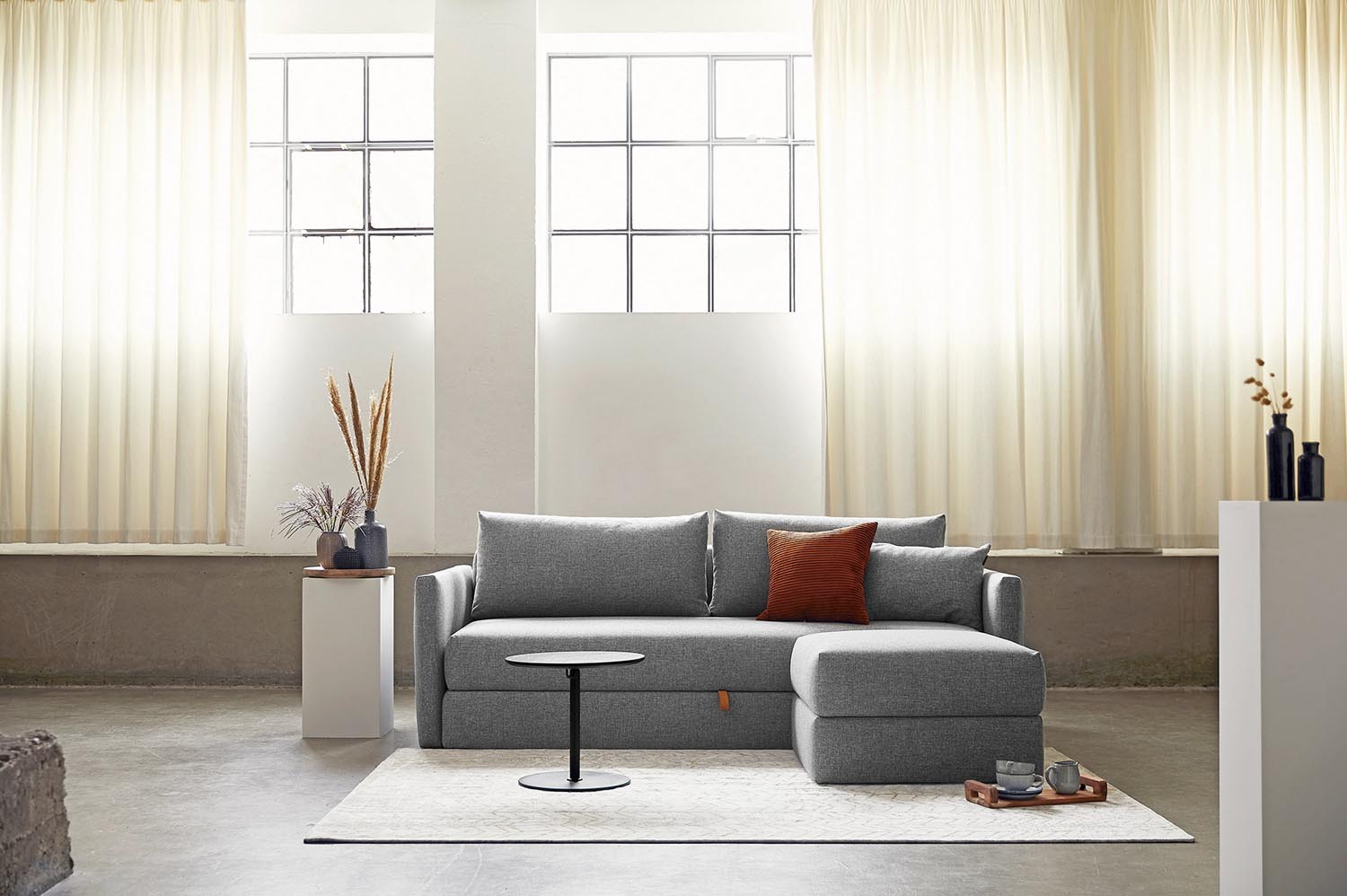 Der Cornila Puff von Innovation Living vereint skandinavische Eleganz mit Funktionalität – ideal als Hocker oder dekoratives Element für jedes Zuhause.
