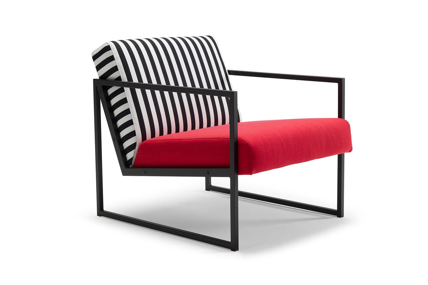 Erleben Sie den Vikko Sessel mit Armlehnen von Innovation Living – ein elegantes Möbelstück, das Komfort und modernes Design vereint.