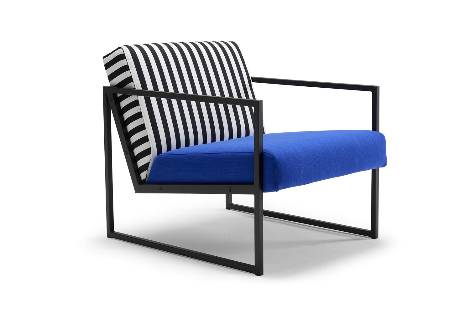 Erleben Sie den Vikko Sessel mit Armlehnen von Innovation Living – ein elegantes Möbelstück, das Komfort und modernes Design vereint.